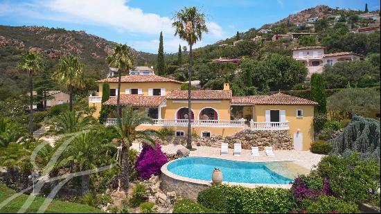 Provencal style villa with sea view in a secure estate