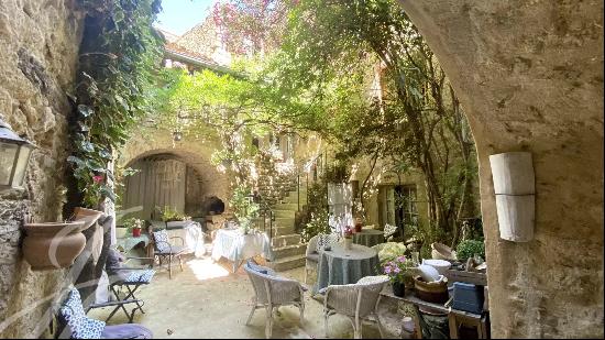 LOURMARIN magnificent stone village house offering courtyard terrace and garage