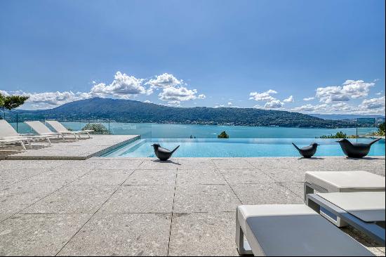 An exceptional property with panoramic view over Lake Annecy