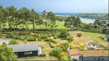 Morbihan, sea view lodge for rent, feet in the water.