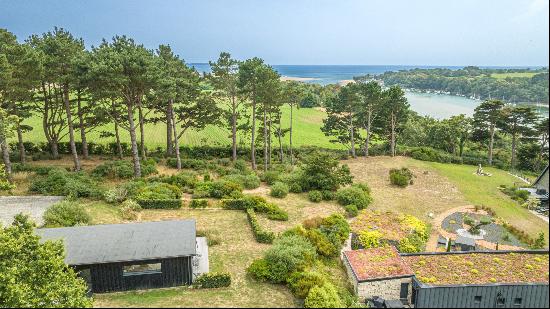 Morbihan, sea view lodge for rent, feet in the water.