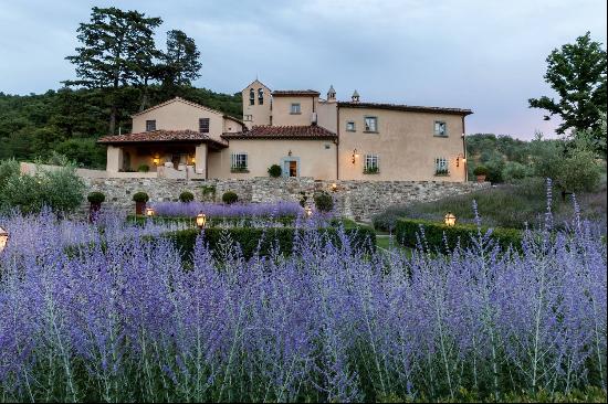 Exquisite farmhouse close to Florence