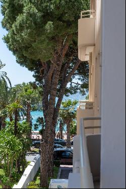 Sole agent La Croisette in Cannes - Luxury renovated 2-room apartment.