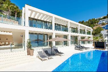 Modern frontline villa with breathtaking sea views