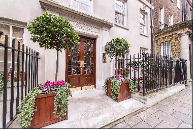 A spacious three bedroom apartment located just off Grosvenor Square, for sale in Mayfair 