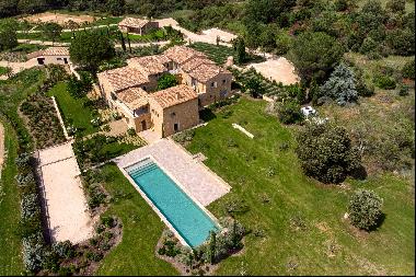 Exceptional property with pool and view for sale in Bonnieux