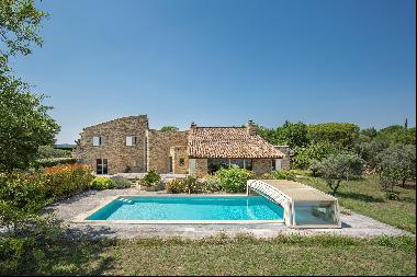 Stone villa with a swimming pool  in Gordes