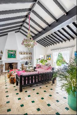 Mansion on Marbella's Golden Mile with direct access to the beach