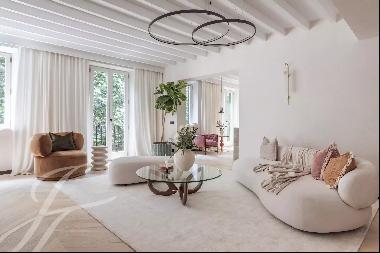 Exquisite Corner Penthouse with Terrace: A Jewel on La Rambla