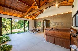 House in a gated community designed by Roberto Carregal in Teresopolis