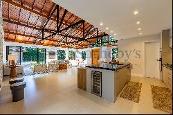 House in a gated community designed by Roberto Carregal in Teresopolis