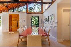 House in a gated community designed by Roberto Carregal in Teresopolis