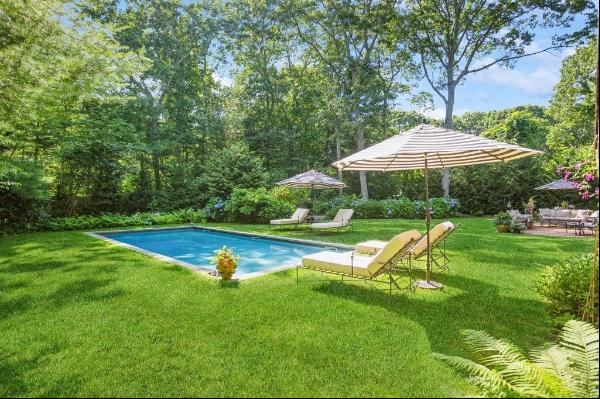 This Hamptons Oasis is perfectly located between East Hampton and Amagansett. Less than a 