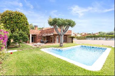 House with pool and walking distance to the beach in Sant Vicenç de Montalt