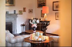 Prestigious apartment in historic villa close to Piazzale Michelangelo