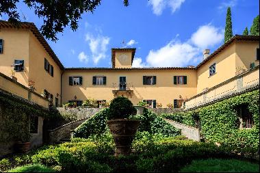 Prestigious apartment in historic villa close to Piazzale Michelangelo