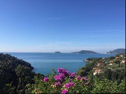 Newly built Luxury Apartments with Swimmingpool and Sea View in Lerici