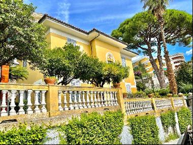 Period Villa with beautiful open view in Rapallo