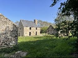 LANDUNVEZ, 16TH CENTURY MANOR, PARTIALLY RENOVATED, SEA BY WALK