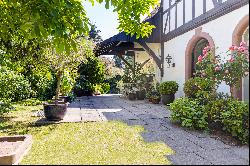 Former coach house nestled in a beautiful sunny garden