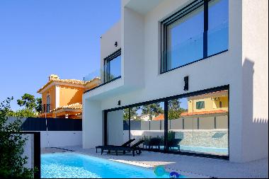 Luxurious 4-bedroom house with swimming pool and garden in Aroeira, Setubal.