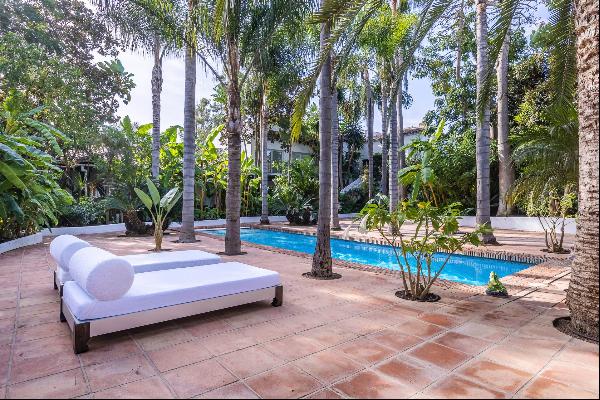 Mansion on Marbella's Golden Mile with direct access to the beach