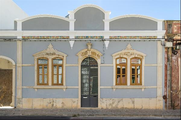 Building, 5 bedrooms, for Sale