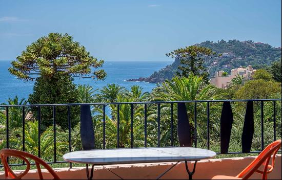 Theoule sur Mer, Port la Galere, 2 beds apartment with sea view.