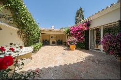 Traditional Andalusian-style frontline golf villa in an exclusiv, San Roque 11360