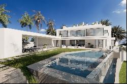 Off-plan villa offering sea and mountain views in Cascada de Cam, Marbella 29602