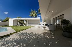 Off-plan villa offering sea and mountain views in Cascada de Cam, Marbella 29602