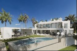 Off-plan villa offering sea and mountain views in Cascada de Cam, Marbella 29602