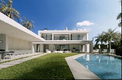 Off-plan villa offering sea and mountain views in Cascada de Cam, Marbella 29602