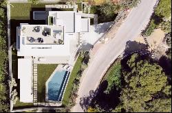 Off-plan villa offering sea and mountain views in Cascada de Cam, Marbella 29602