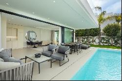 Modern recently completed villa located only 100 metres to the b, Marbella 29660