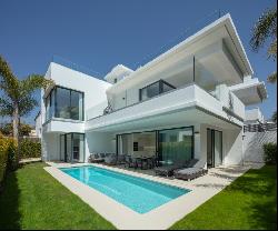 Modern recently completed villa located only 100 metres to the b, Marbella 29660