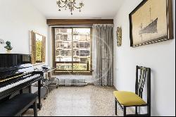 BRIGHT 138 SQM APARTMENT IN THE CENTER OF BARCELONA, Barcelona 08007