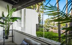 Fully renovated southwest-facing apartment in beachfront complex, Marbella 29602