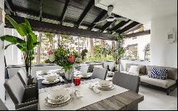 Fully renovated southwest-facing apartment in beachfront complex, Marbella 29602