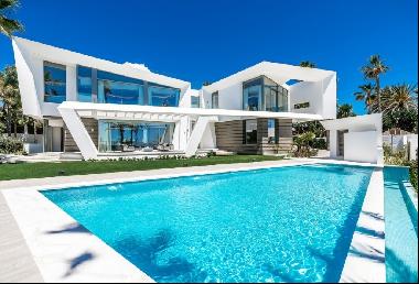 Villa for sale in Málaga, Marbella, Los Monteros Playa, Marbella 29603