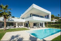 Villa for sale in Málaga, Marbella, Los Olivos, Marbella 29660
