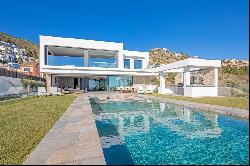 Contemporary luxury villa with panoramic sea views in Benalmaden, Benalmádena 29630