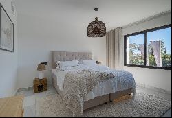 Fully renovated villa with golf and mountain views in Las Brisas, Marbella 29660