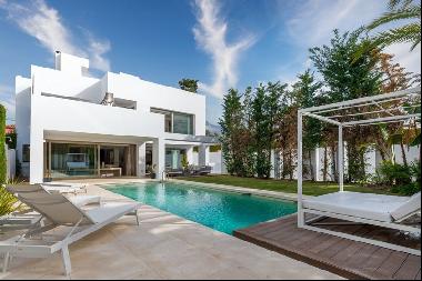 Villa for sale in Málaga, Marbella, Río Verde Playa, Marbella 29660