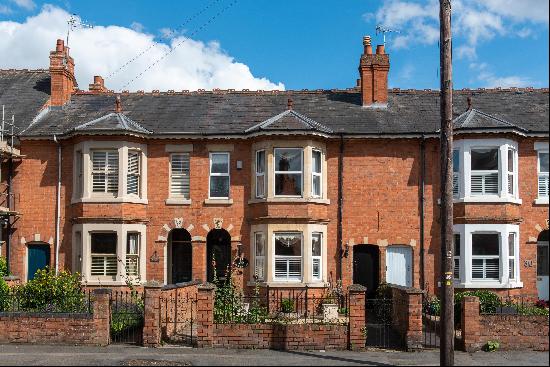 A charming three bedroom Edwardian townhouse in the centre of Stratford-upon-Avon.