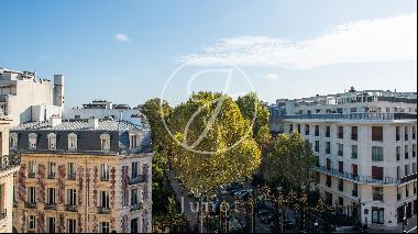 Rare and exceptional apartment with views of the Arc de Triomphe.
