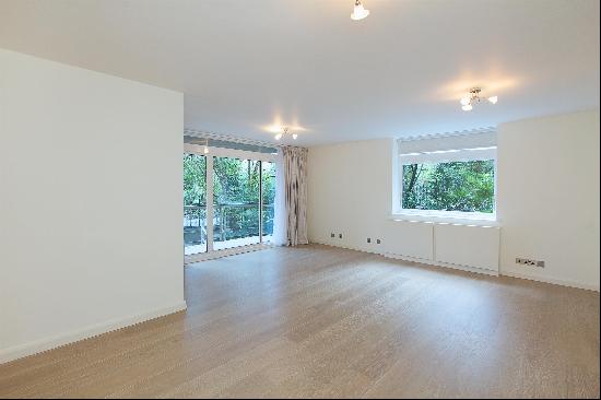 A rarely available apartment in the hugely desirable Plane Tree House, W8.