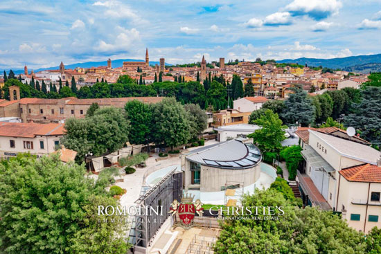 COMMERCIAL PROPERTY FOR SALE IN THE HISTORIC CENTER OF AREZZO