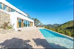 Newly built villa with sea views in Roca Llisa