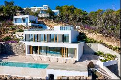 Newly built villa with sea views in Roca Llisa